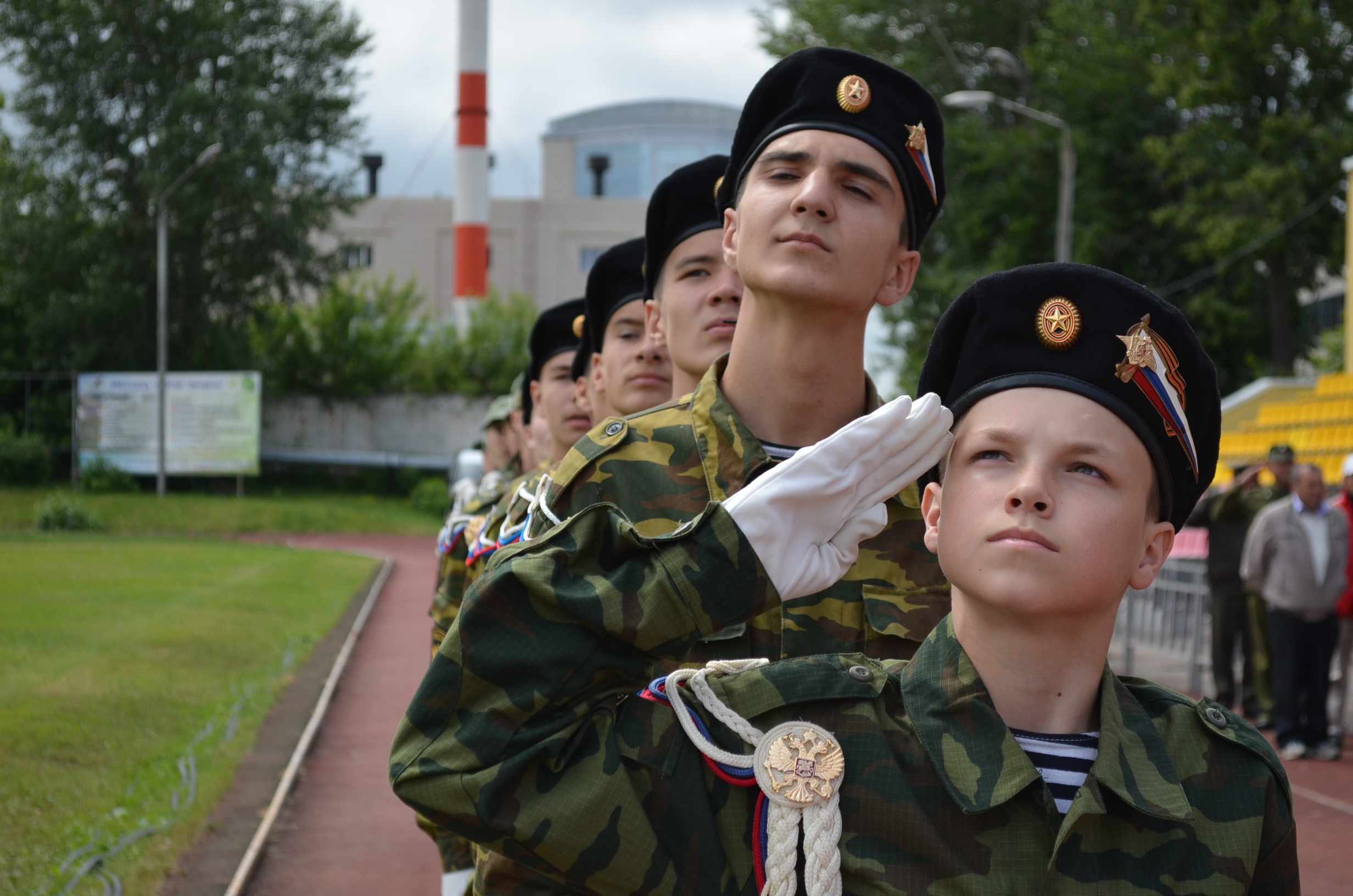 Стать солдатом видео. Военно-патриотическое воспитание молодежи. Патриотическое воспитание молодежи. Военнопартриотияеское воспитание. Юные солдаты.